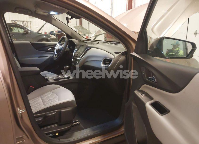 Photo 5 of 2018 Chevrolet Equinox LT (VIN 2GNAXTEX3J6179156)