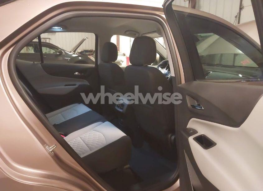 Photo 8 of 2018 Chevrolet Equinox LT (VIN 2GNAXTEX3J6179156)