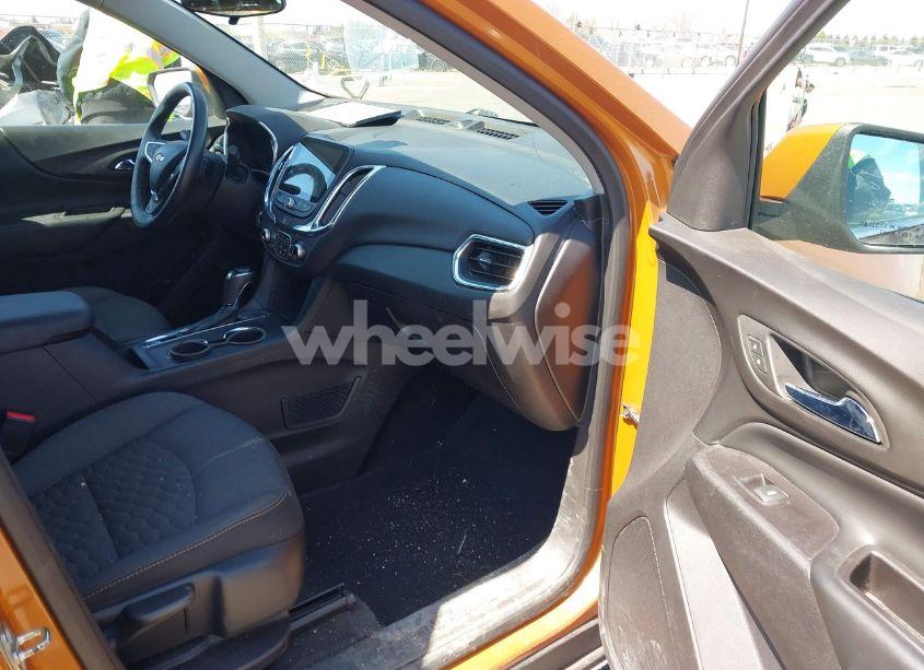 Photo 5 of 2018 Chevrolet Equinox LT (VIN 2GNAXTEX3J6181361)