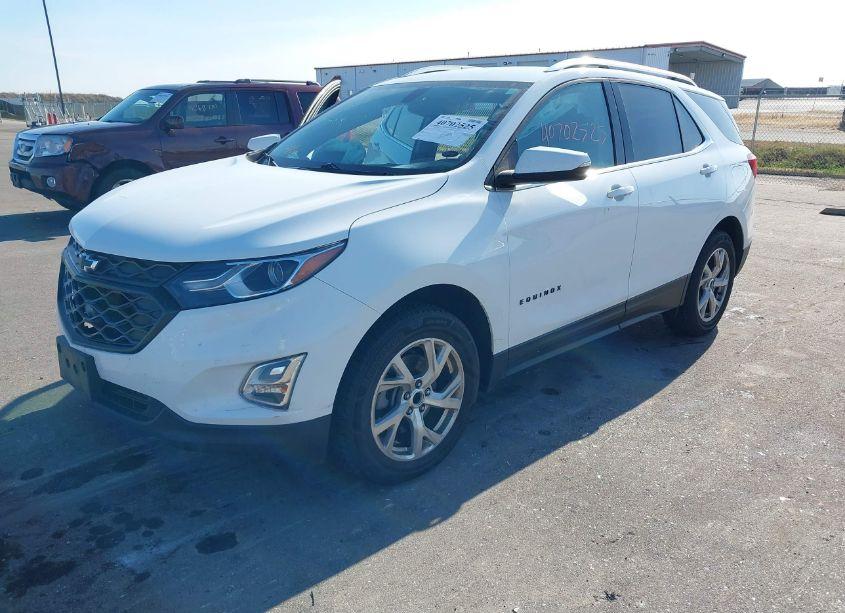 Photo 2 of 2018 Chevrolet Equinox LT (VIN 2GNAXTEX8J6282251)