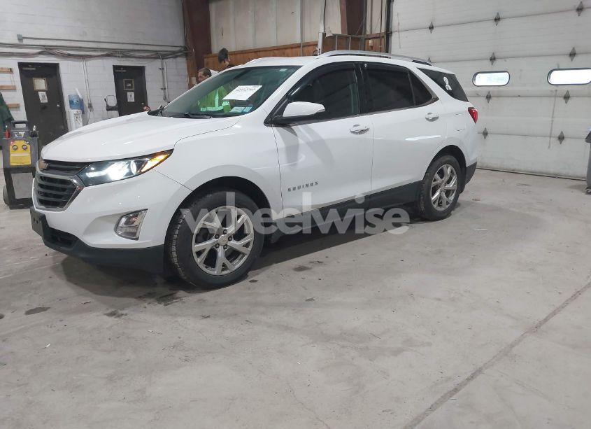 Photo 2 of 2018 Chevrolet Equinox LT (VIN 2GNAXTEX9J6335099)