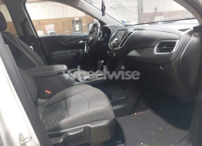 Photo 5 of 2018 Chevrolet Equinox LT (VIN 2GNAXTEX9J6335099)