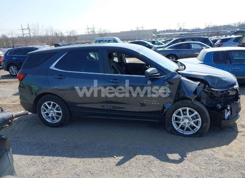 Photo 13 of 2022 Chevrolet Equinox AWD LT (VIN 2GNAXUEV0N6110449)