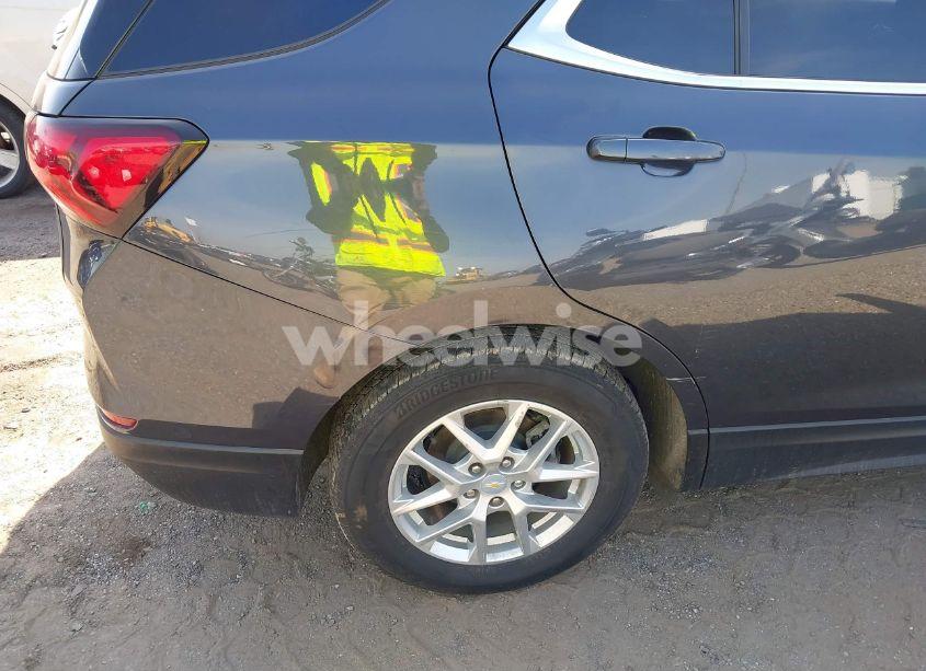 Photo 18 of 2022 Chevrolet Equinox AWD LT (VIN 2GNAXUEV0N6110449)