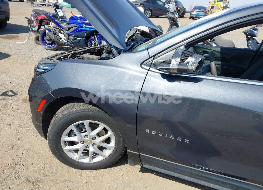 Photo 19 of 2022 Chevrolet Equinox AWD LT (VIN 2GNAXUEV0N6110449)