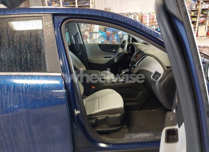 Photo 5 of 2022 Chevrolet Equinox AWD LT (VIN 2GNAXUEV3N6113863)