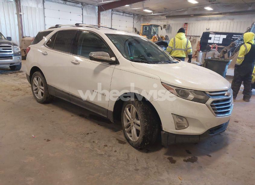 2018 Chevrolet Equinox PREMIER (VIN 2GNAXWEX2J6201021) main photo