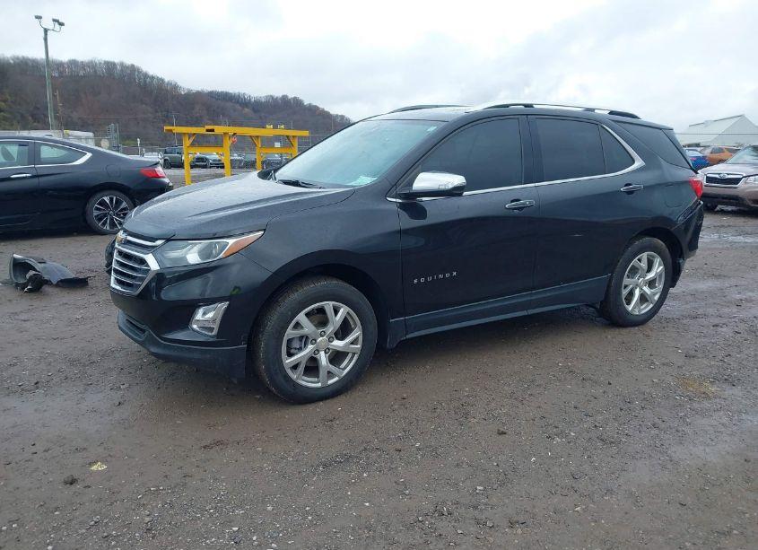 Photo 2 of 2020 Chevrolet Equinox AWD PREMIER 1.5L TURBO (VIN 2GNAXXEV7L6185745)