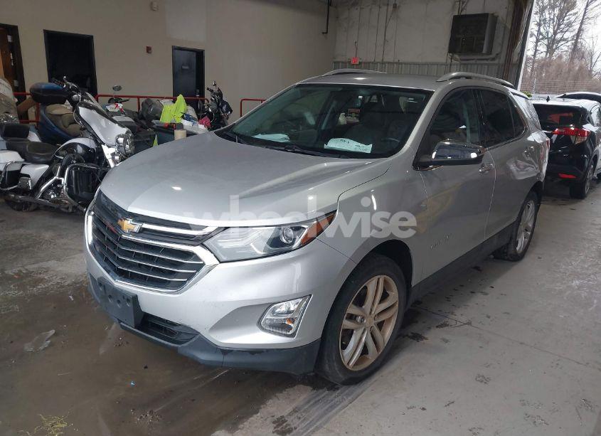 Photo 2 of 2019 Chevrolet Equinox PREMIER (VIN 2GNAXYEX0K6289631)
