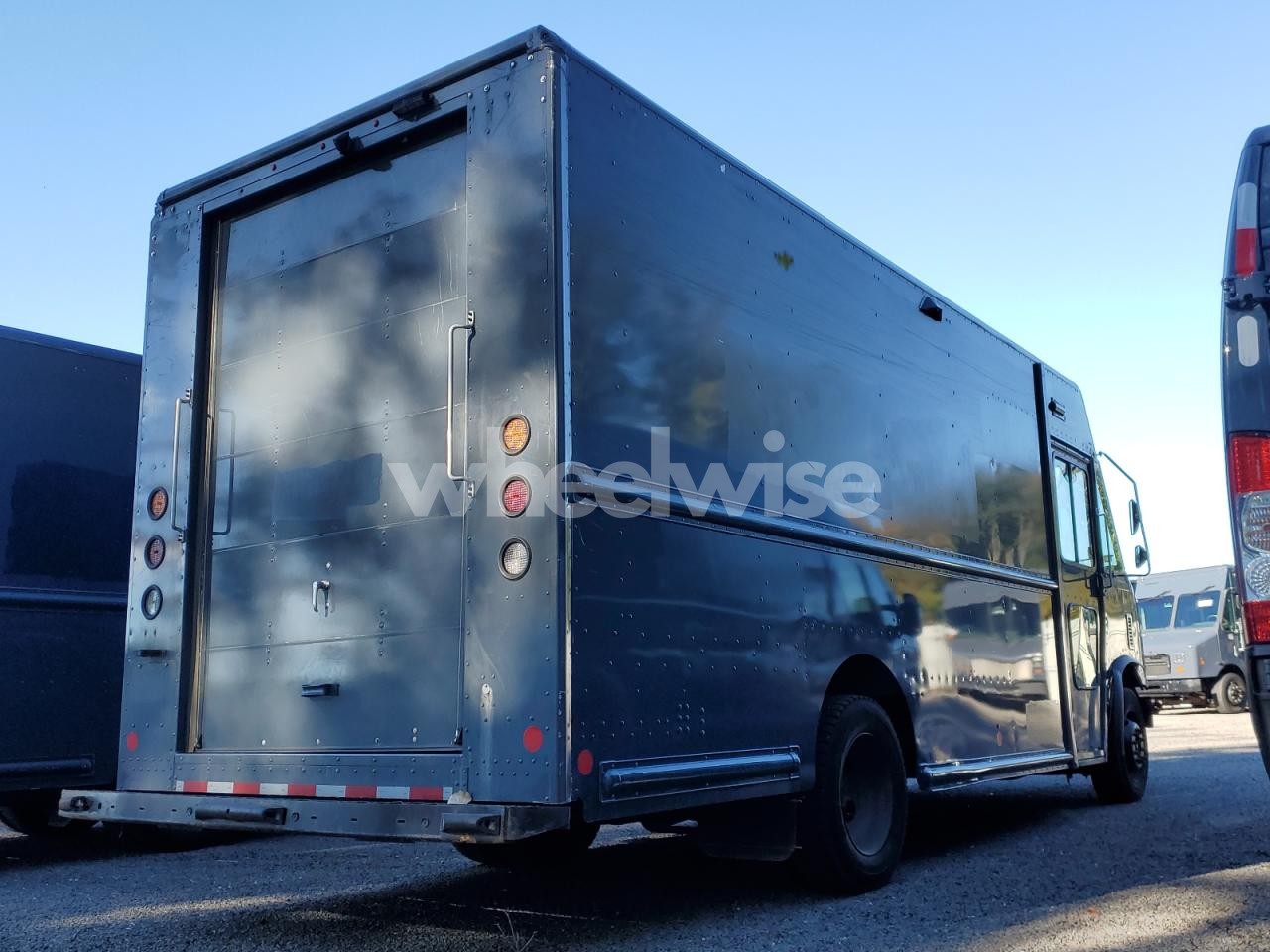 Photo 3 of 2020 FORD F59 (VIN 2HGFB2E51DH015629)