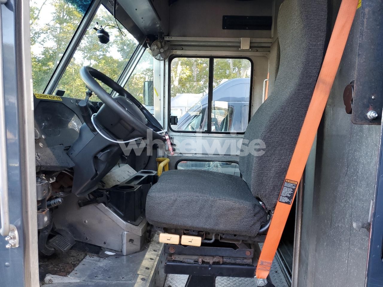 Photo 7 of 2020 FORD F59 (VIN 2HGFB2E51DH015629)