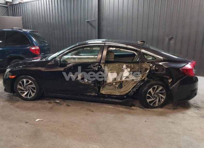 Photo 14 of 2018 Honda Civic EX (VIN 2HGFC2F82JH592719)