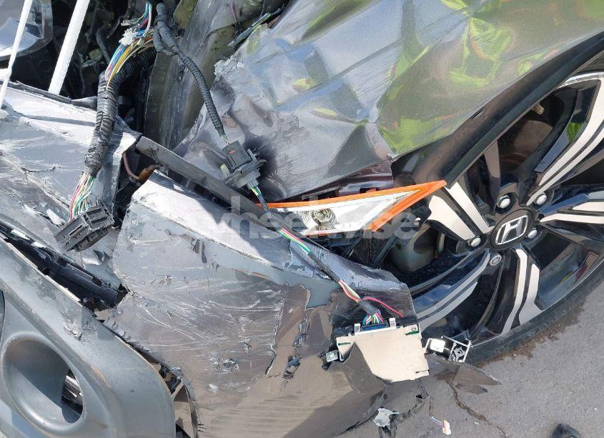 Photo 19 of 2018 Honda Civic TOURING (VIN 2HGFC3B9XJH356050)