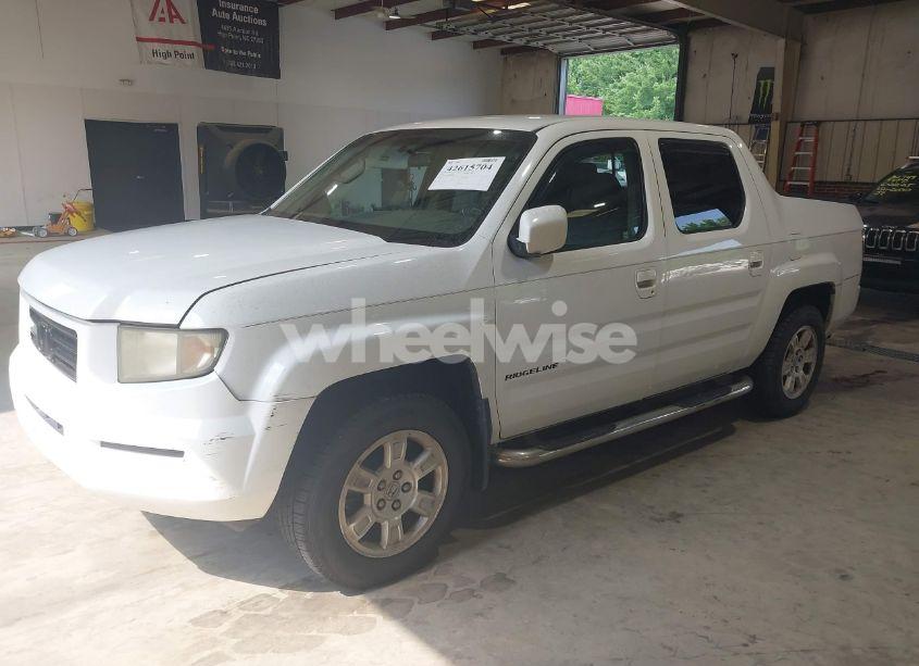 Photo 2 of 2008 Honda Ridgeline RTS (VIN 2HJYK16468H528979)