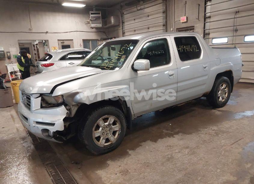 Photo 2 of 2008 Honda Ridgeline RTS (VIN 2HJYK164X8H520741)