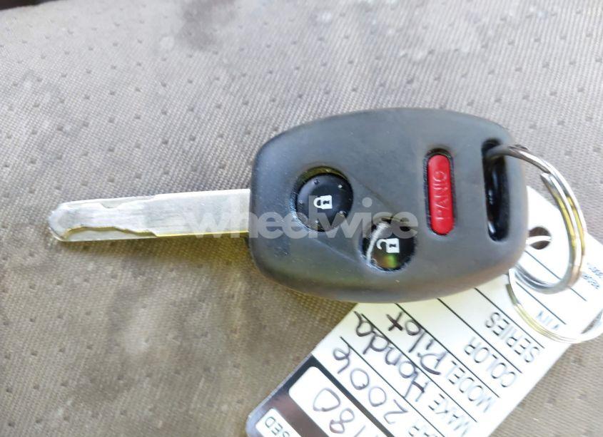 Photo 11 of 2006 Honda Pilot LX (VIN 2HKYF18106H545261)