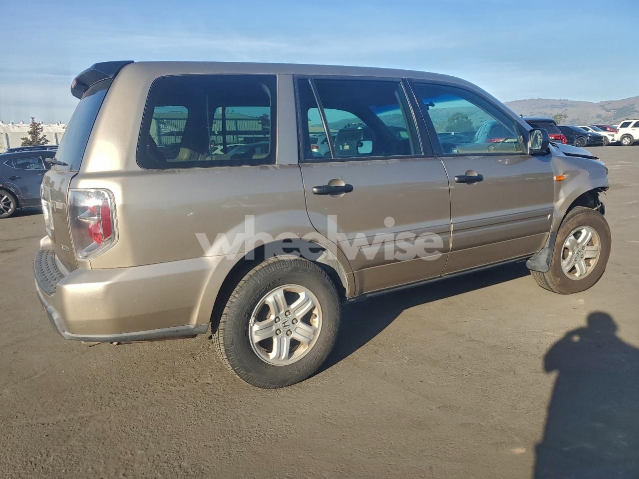 Photo 3 of 2007 HONDA PILOT LX (VIN 2HKYF18117H536473)