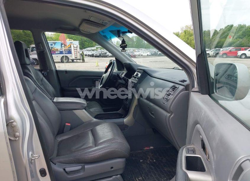 Photo 5 of 2004 Honda Pilot EX-L (VIN 2HKYF18524H542877)