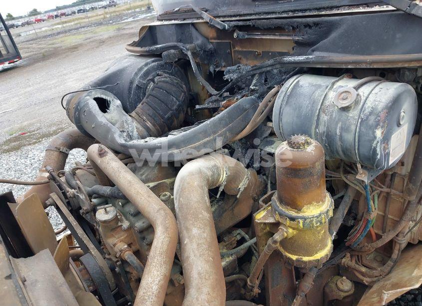 Photo 10 of 2000 International 9200 9200I (VIN 2HSCEAMR3YC070889)