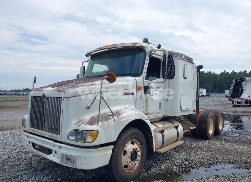 Photo 2 of 2000 International 9200 9200I (VIN 2HSCEAMR3YC070889)