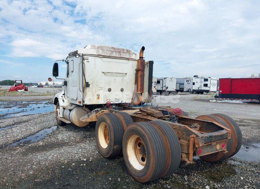 Photo 3 of 2000 International 9200 9200I (VIN 2HSCEAMR3YC070889)