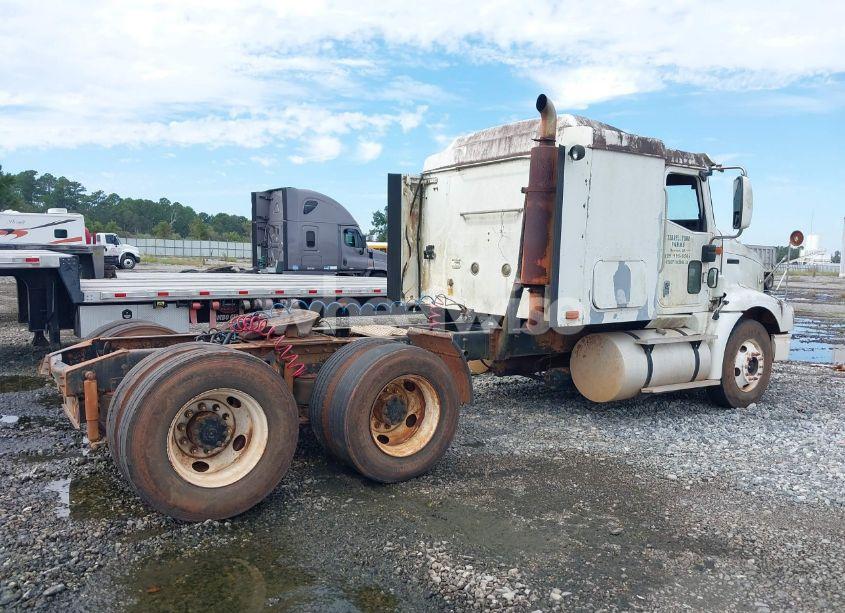 Photo 4 of 2000 International 9200 9200I (VIN 2HSCEAMR3YC070889)