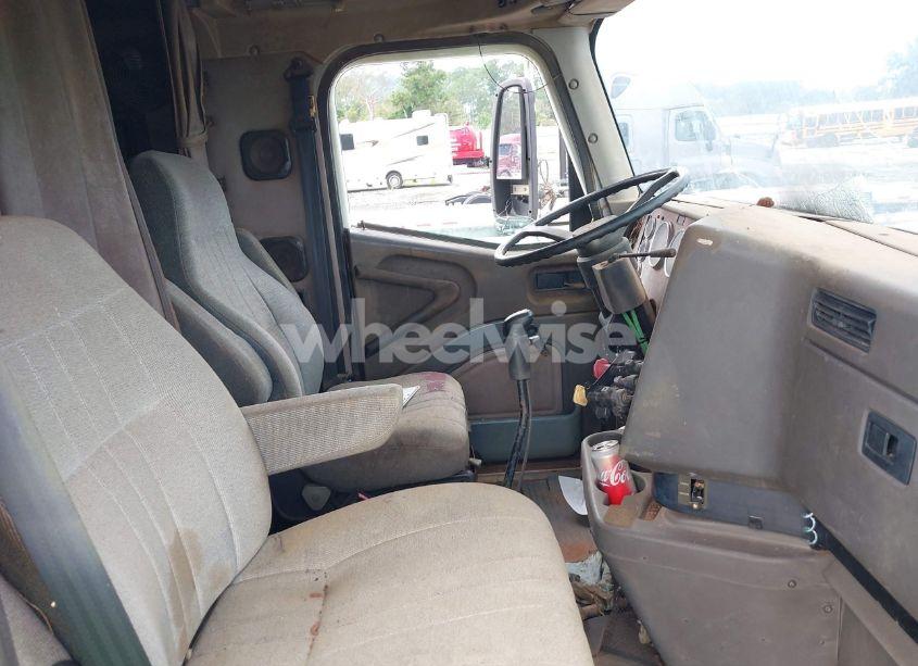 Photo 5 of 2000 International 9200 9200I (VIN 2HSCEAMR3YC070889)