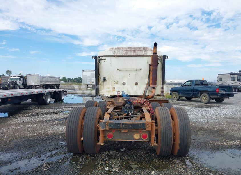 Photo 8 of 2000 International 9200 9200I (VIN 2HSCEAMR3YC070889)