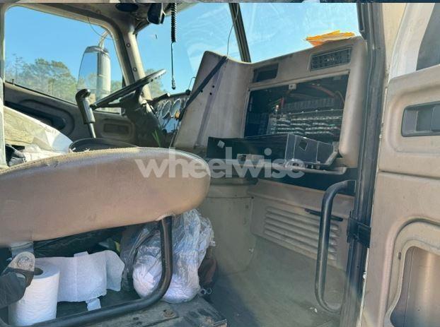 Photo 10 of 2007 International 9200 9200I (VIN 2HSCEAPR07C343670)