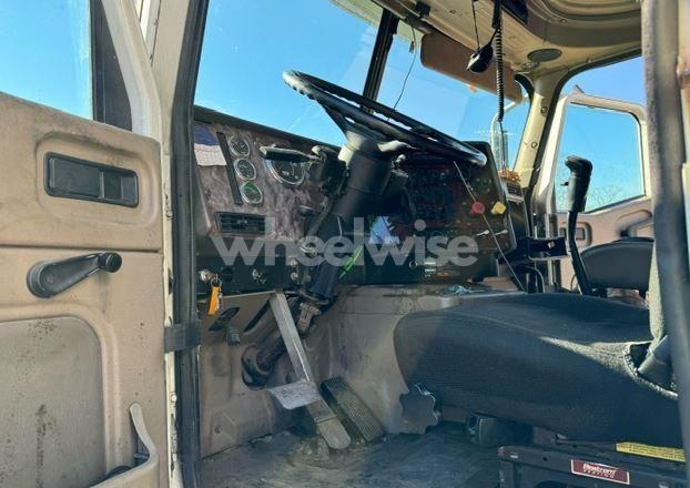 Photo 5 of 2007 International 9200 9200I (VIN 2HSCEAPR07C343670)