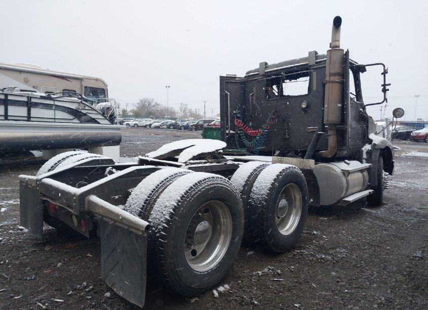 Photo 4 of 2005 International 9200 9200I (VIN 2HSCEAPRX5C036097)