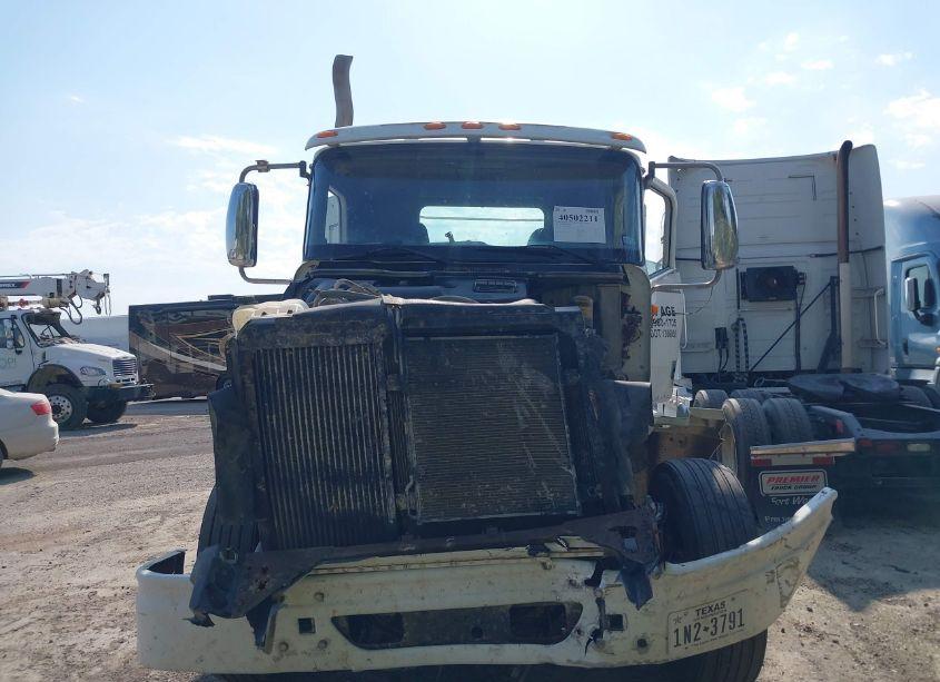 Photo 12 of 2005 International 9400 9400I (VIN 2HSCNAHR85C131904)