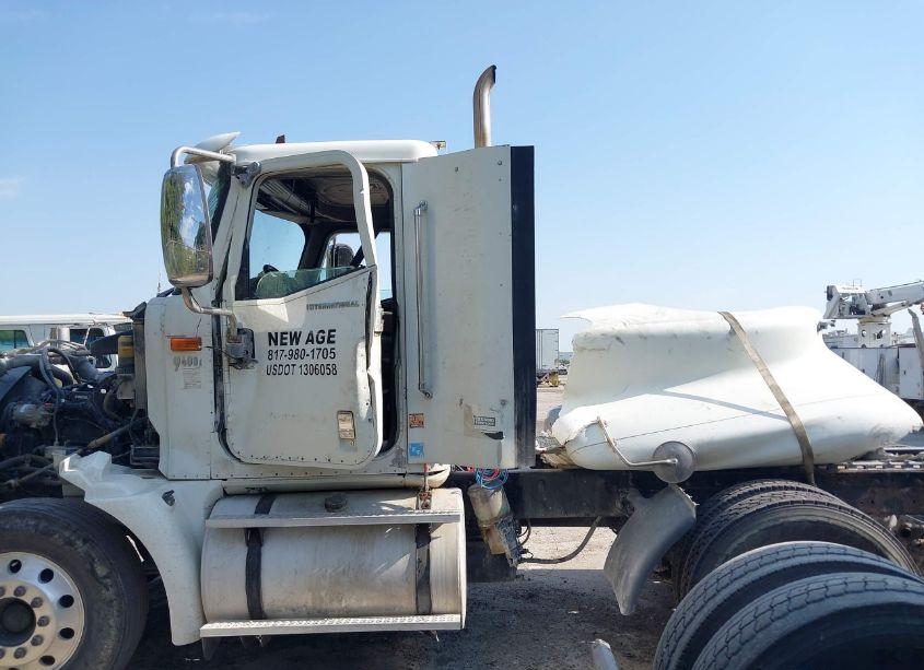 Photo 14 of 2005 International 9400 9400I (VIN 2HSCNAHR85C131904)