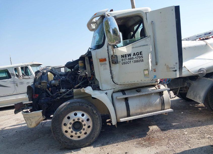 Photo 2 of 2005 International 9400 9400I (VIN 2HSCNAHR85C131904)