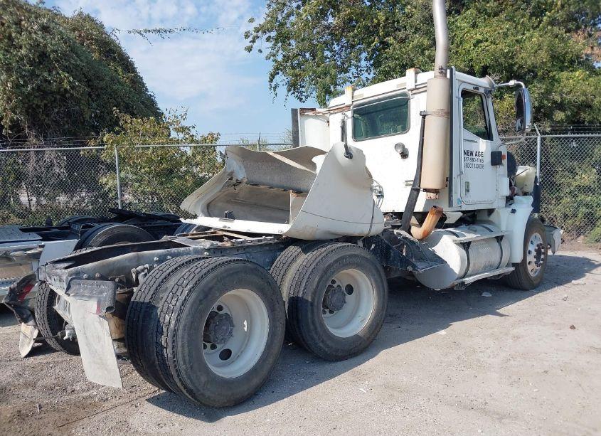 Photo 4 of 2005 International 9400 9400I (VIN 2HSCNAHR85C131904)