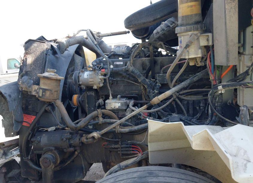 Photo 9 of 2005 International 9400 9400I (VIN 2HSCNAHR85C131904)