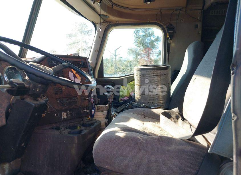 Photo 5 of 2001 International 9400 9400I (VIN 2HSCNAMR21C087429)