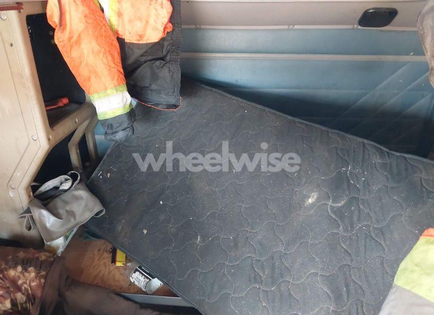 Photo 7 of 2001 International 9400 9400I (VIN 2HSCNAMR21C087429)