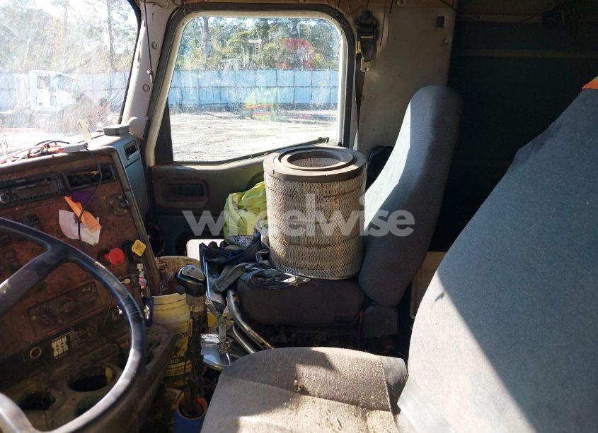 Photo 8 of 2001 International 9400 9400I (VIN 2HSCNAMR21C087429)