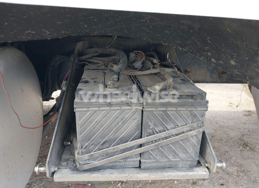 Photo 13 of 2006 International 9400 9400I (VIN 2HSCNAPR56C331142)