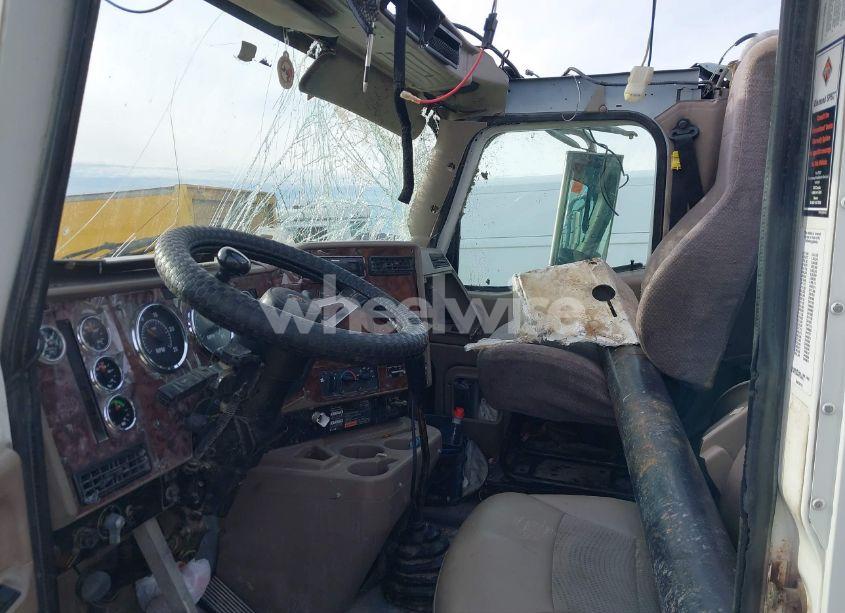 Photo 5 of 2006 International 9400 9400I (VIN 2HSCNAPR56C331142)