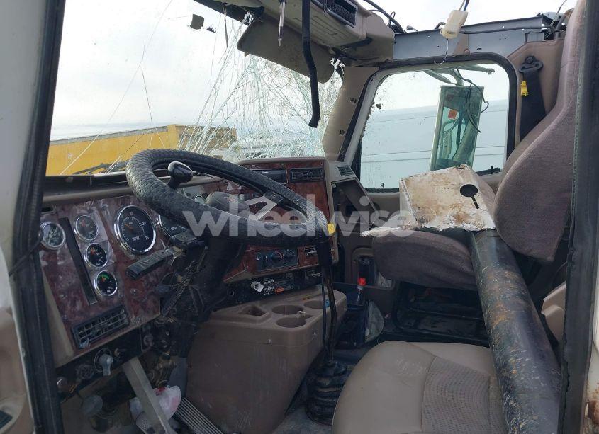 Photo 8 of 2006 International 9400 9400I (VIN 2HSCNAPR56C331142)