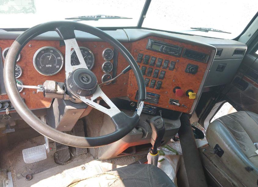 Photo 6 of 1996 International 9200 (VIN 2HSFMAHR8TC073984)