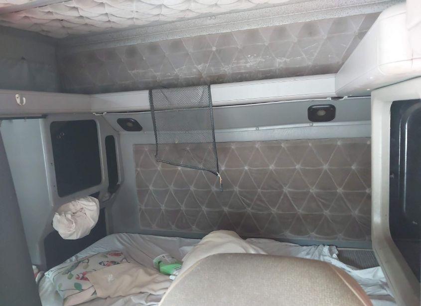 Photo 7 of 1996 International 9200 (VIN 2HSFMAHR8TC073984)