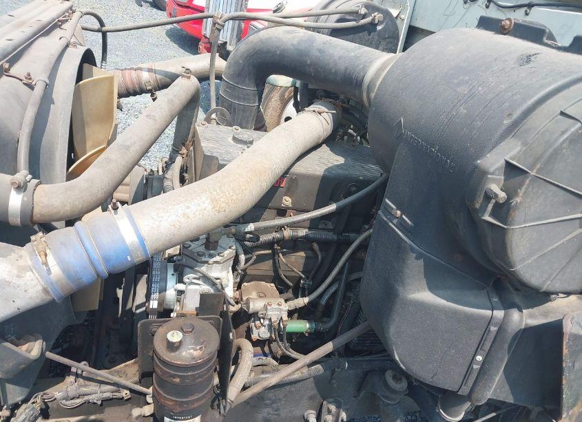 Photo 9 of 1996 International 9200 (VIN 2HSFMAHR8TC073984)