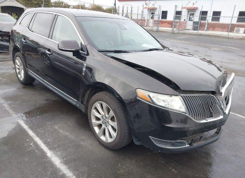 2014 Lincoln Mkt (VIN 2LMHJ5FKXEBL51803) main photo