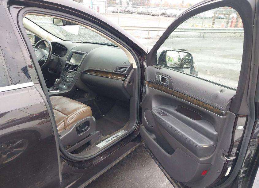 Photo 5 of 2014 Lincoln Mkt (VIN 2LMHJ5FKXEBL51803)