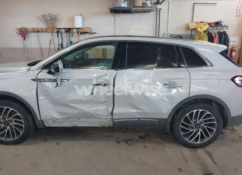 Photo 13 of 2020 Lincoln Nautilus RESERVE (VIN 2LMPJ8KP5LBL19272)