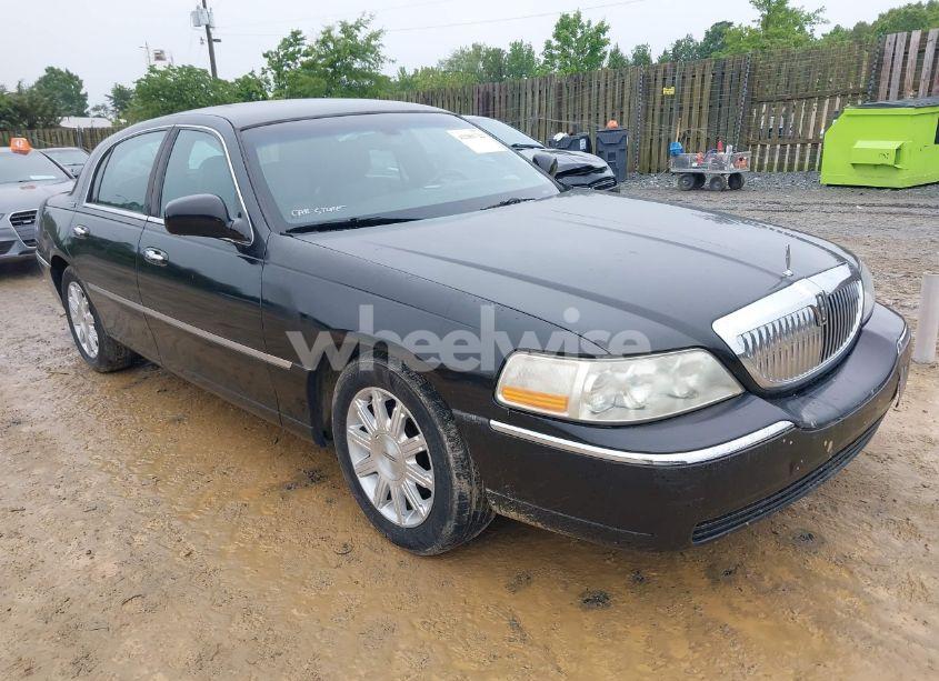 2010 Lincoln Town CAR SIGNATURE LIMITED (VIN 2LNBL8CV0AX752950) main photo