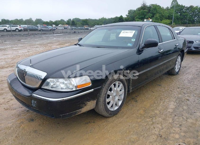 Photo 2 of 2010 Lincoln Town CAR SIGNATURE LIMITED (VIN 2LNBL8CV0AX752950)